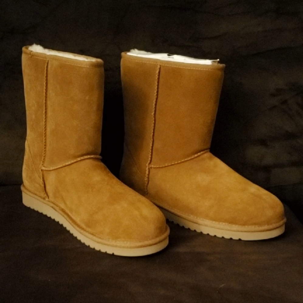 NWT UGG Short Boot - Picture 2 of 6